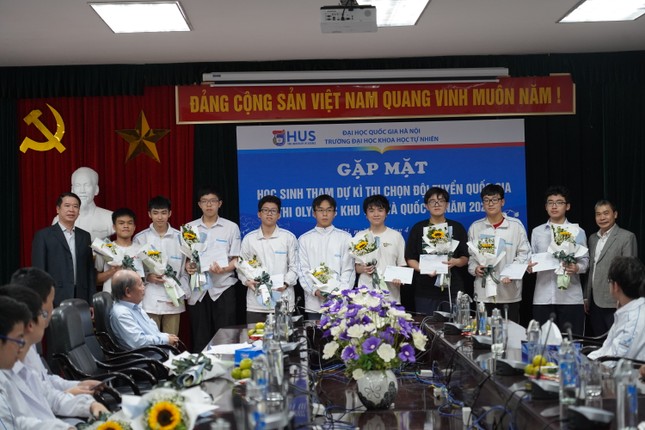 Trường THPT chuyên Khoa học Tự nhiên 'góp' trên 30% quân số đội tuyển thi Olympic quốc tế 2023 - Ảnh 1.