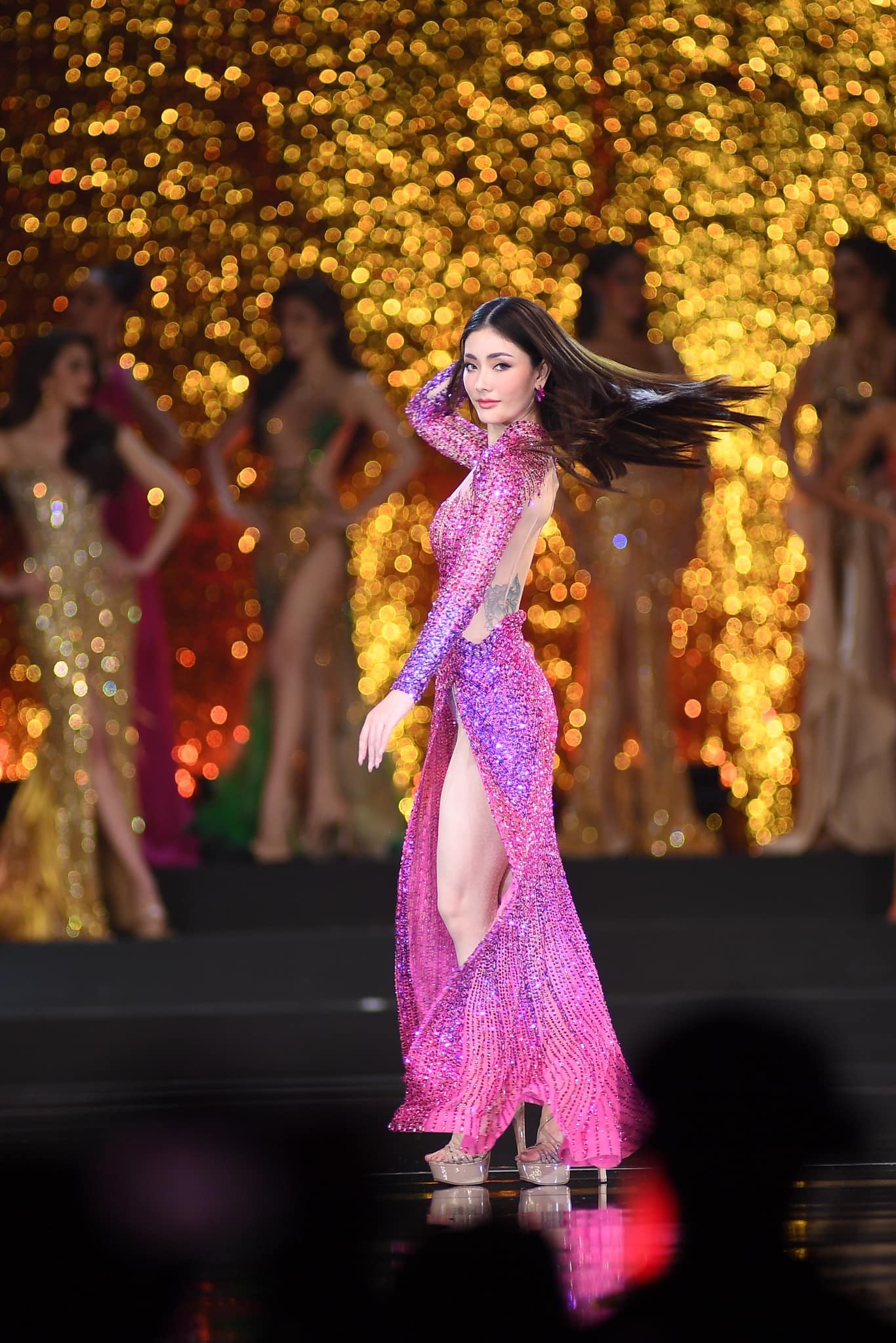 Màn trình diễn váy dạ hội của Hoa, Á hậu Hòa bình Thái Lan - Ảnh 20.