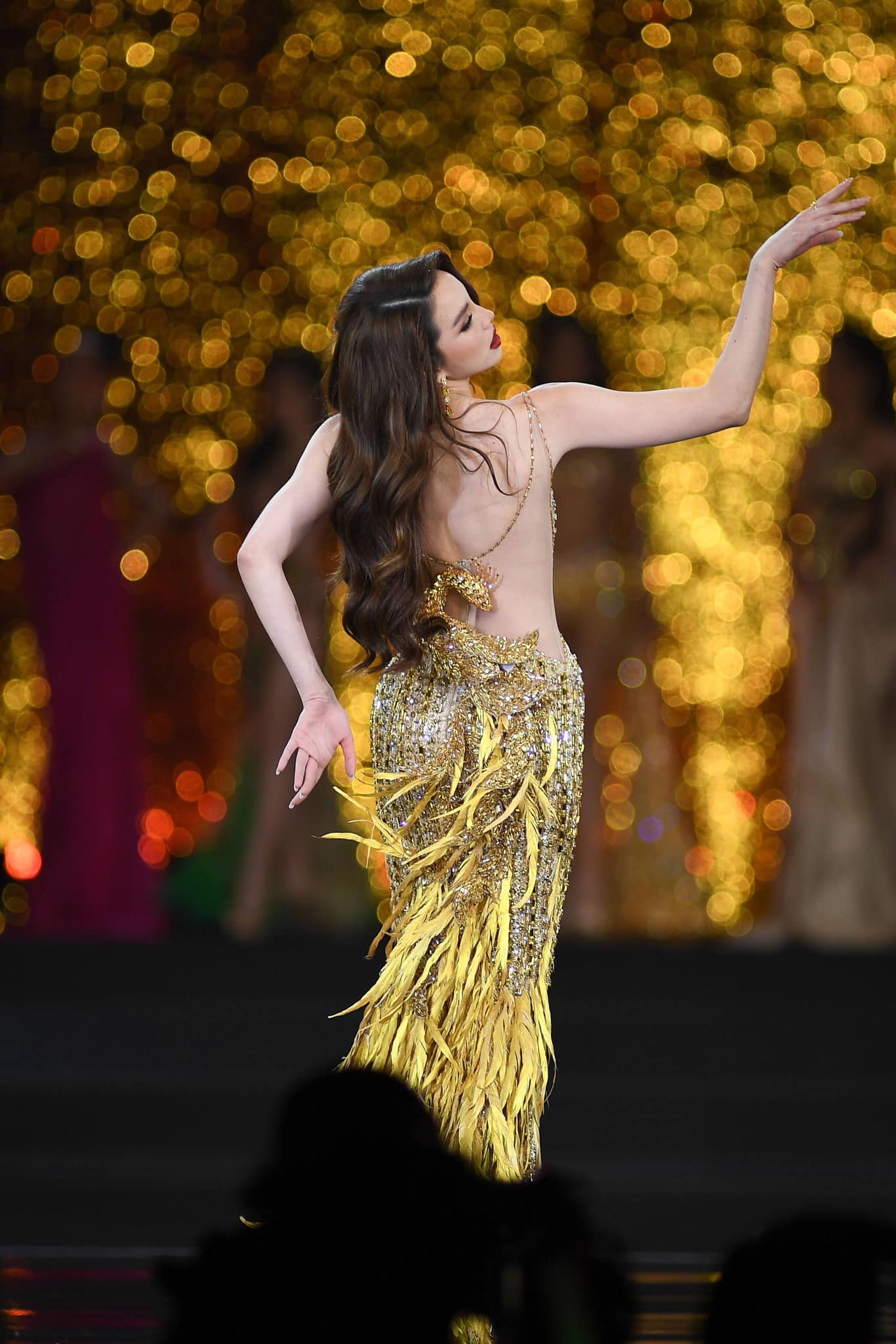 Màn trình diễn váy dạ hội của Hoa, Á hậu Hòa bình Thái Lan - Ảnh 4.