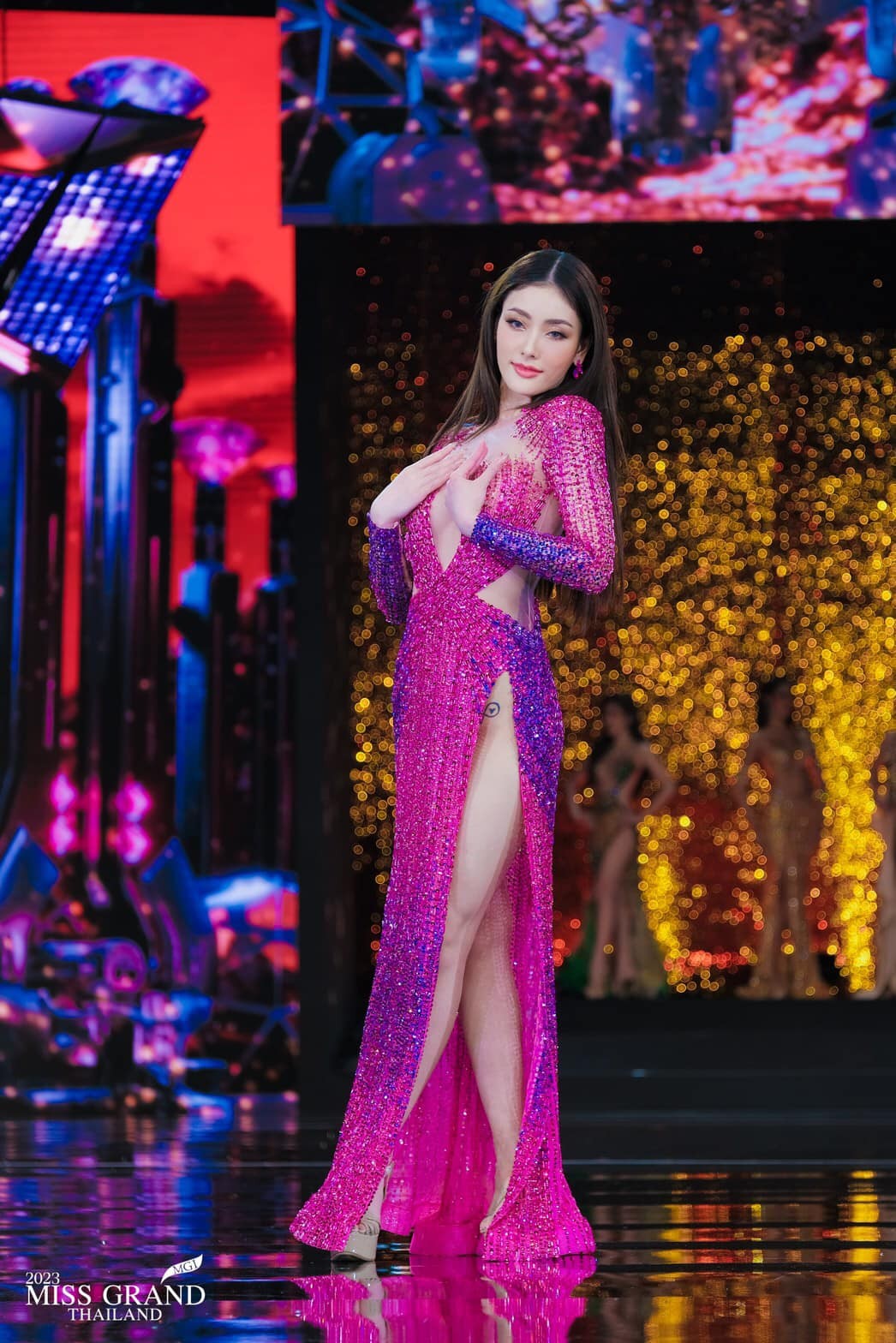 Màn trình diễn váy dạ hội của Hoa, Á hậu Hòa bình Thái Lan - Ảnh 19.