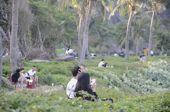 Nắng nóng, du khách kéo nhau lên bán đảo Sơn Trà giải nhiệt - Ảnh 3.