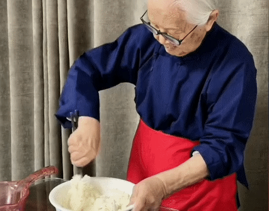 Cụ bà 95 tuổi với thói quen dọn dẹp căn nhà 'không một hạt bụi': sống tối giản nên cũng dễ hạnh phúc hơn! - Ảnh 4.
