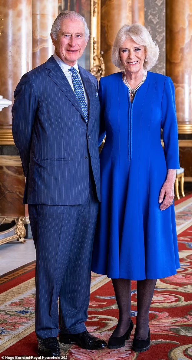 Cung điện tiết lộ chi tiết đặc biệt trên Hoàng bào đăng quang của Vua Charles III và Vương hậu Camilla: Lời tri ân ngọt ngào cho cố Nữ vương - Ảnh 1.