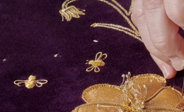 Cung điện tiết lộ chi tiết đặc biệt trên Hoàng bào đăng quang của Vua Charles và Vương hậu Camilla: Lời tri ân ngọt ngào cho cố Nữ vương - Ảnh 5.