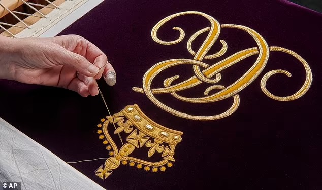 Cung điện tiết lộ chi tiết đặc biệt trên Hoàng bào đăng quang của Vua Charles III và Vương hậu Camilla: Lời tri ân ngọt ngào cho cố Nữ vương - Ảnh 6.