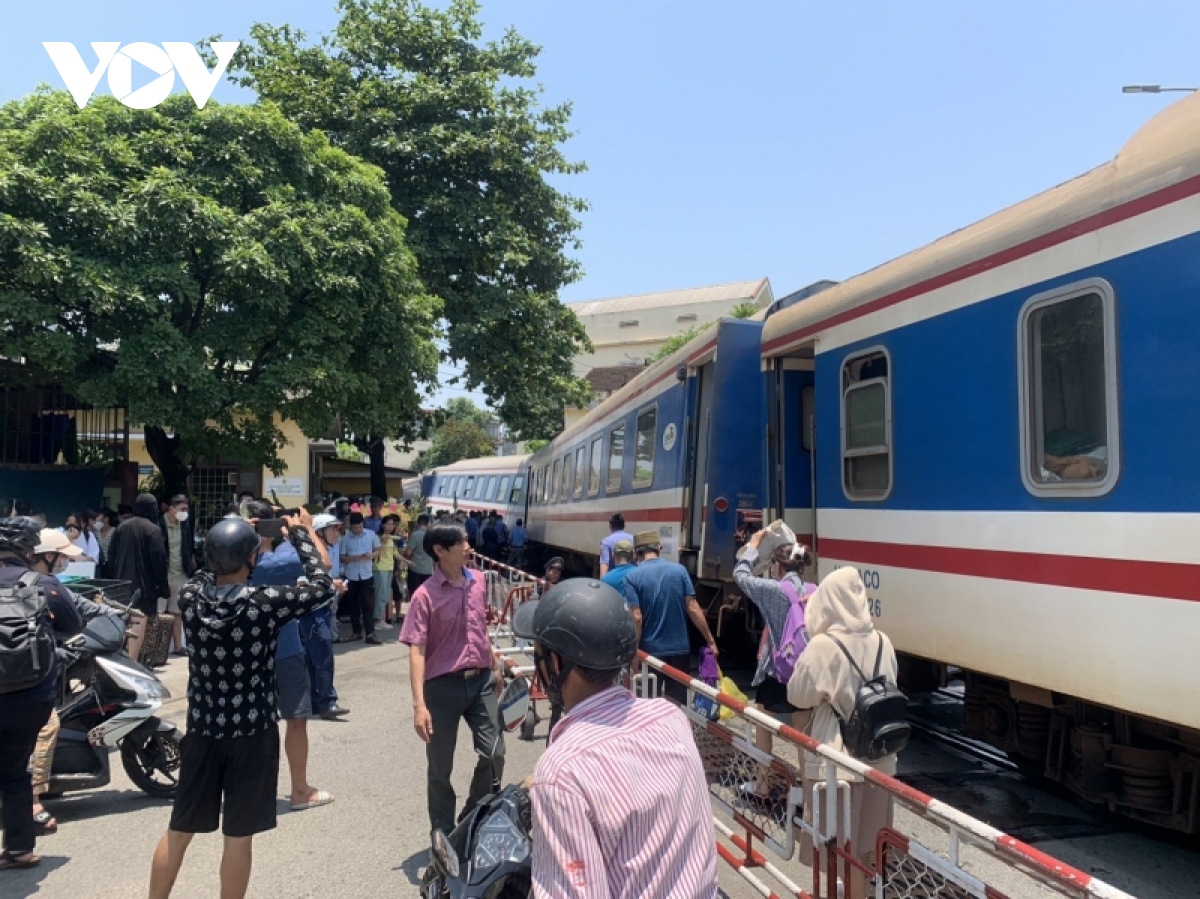 Tàu SE1 trật bánh, 355 hành khách hoảng loạn - Ảnh 3.