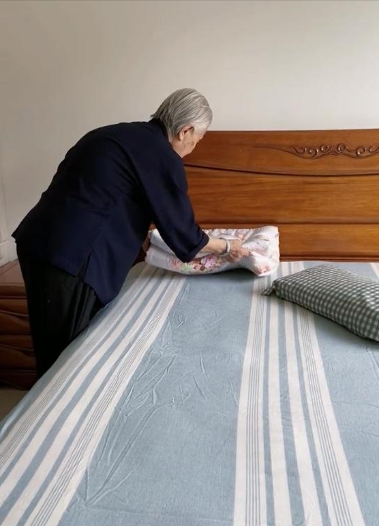 Cụ bà 95 tuổi với thói quen dọn dẹp căn nhà 'không một hạt bụi': sống tối giản nên cũng dễ hạnh phúc hơn! - Ảnh 5.