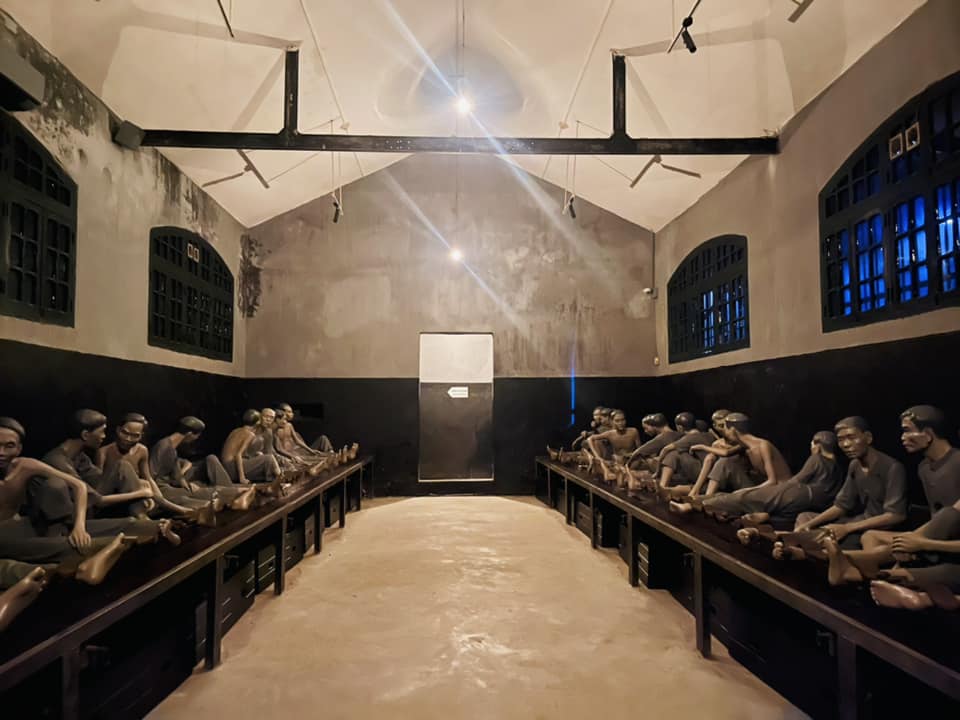 Chuyến tham quan tối nhà tù Hỏa Lò "chạm đến trái tim" của những đứa trẻ - Ảnh 1. Chuyến tham quan tối nhà tù Hỏa Lò "chạm đến trái tim" của những đứa trẻ - Ảnh 1.