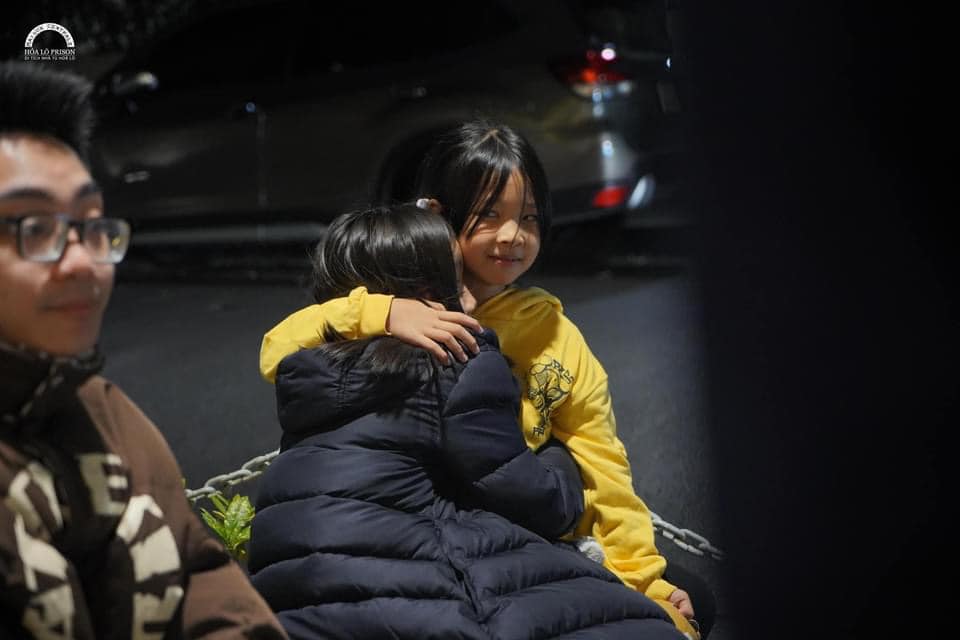 Chuyến tham quan tối nhà tù Hỏa Lò "chạm đến trái tim" của những đứa trẻ - Ảnh 4. Chuyến tham quan tối nhà tù Hỏa Lò "chạm đến trái tim" của những đứa trẻ - Ảnh 4.