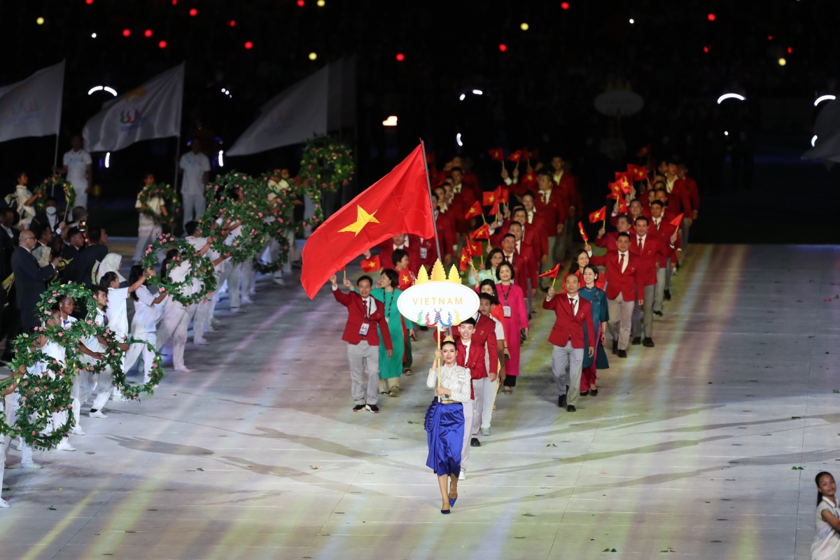 Trực tiếp lễ khai mạc SEA Games 32: Đoàn thể thao Việt Nam diễu hành - Ảnh 4.
