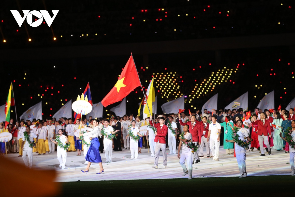 Trực tiếp lễ khai mạc SEA Games 32: Đoàn thể thao Việt Nam diễu hành - Ảnh 1.