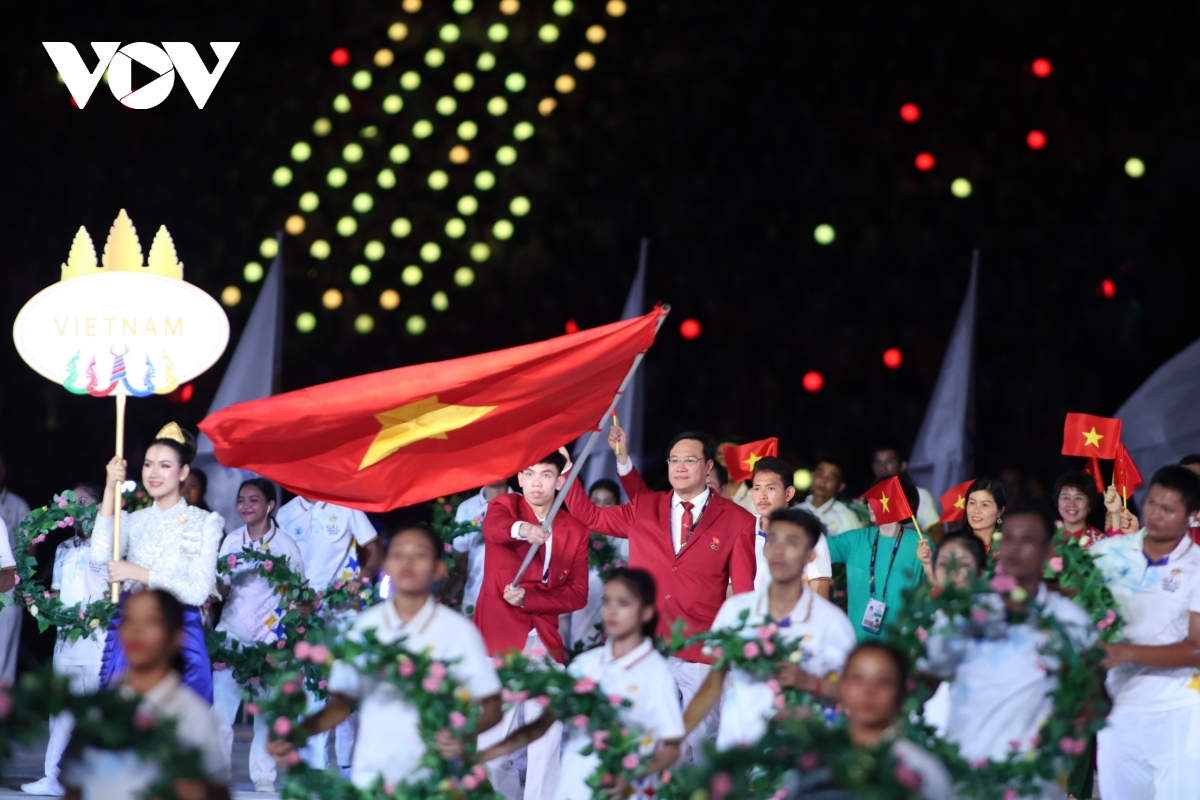 Trực tiếp lễ khai mạc SEA Games 32: Đoàn thể thao Việt Nam diễu hành - Ảnh 3.