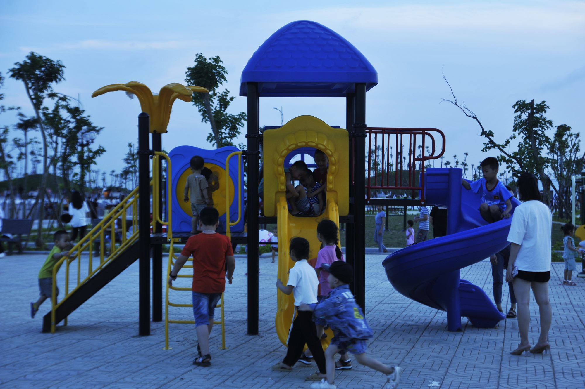 Công viên lúc nào cũng chật cứng người, trẻ em thì tham gia các trò chơi, người lớn thì trải nghiệm các thiết bị thể dục thể thao và ngắm cảnh.