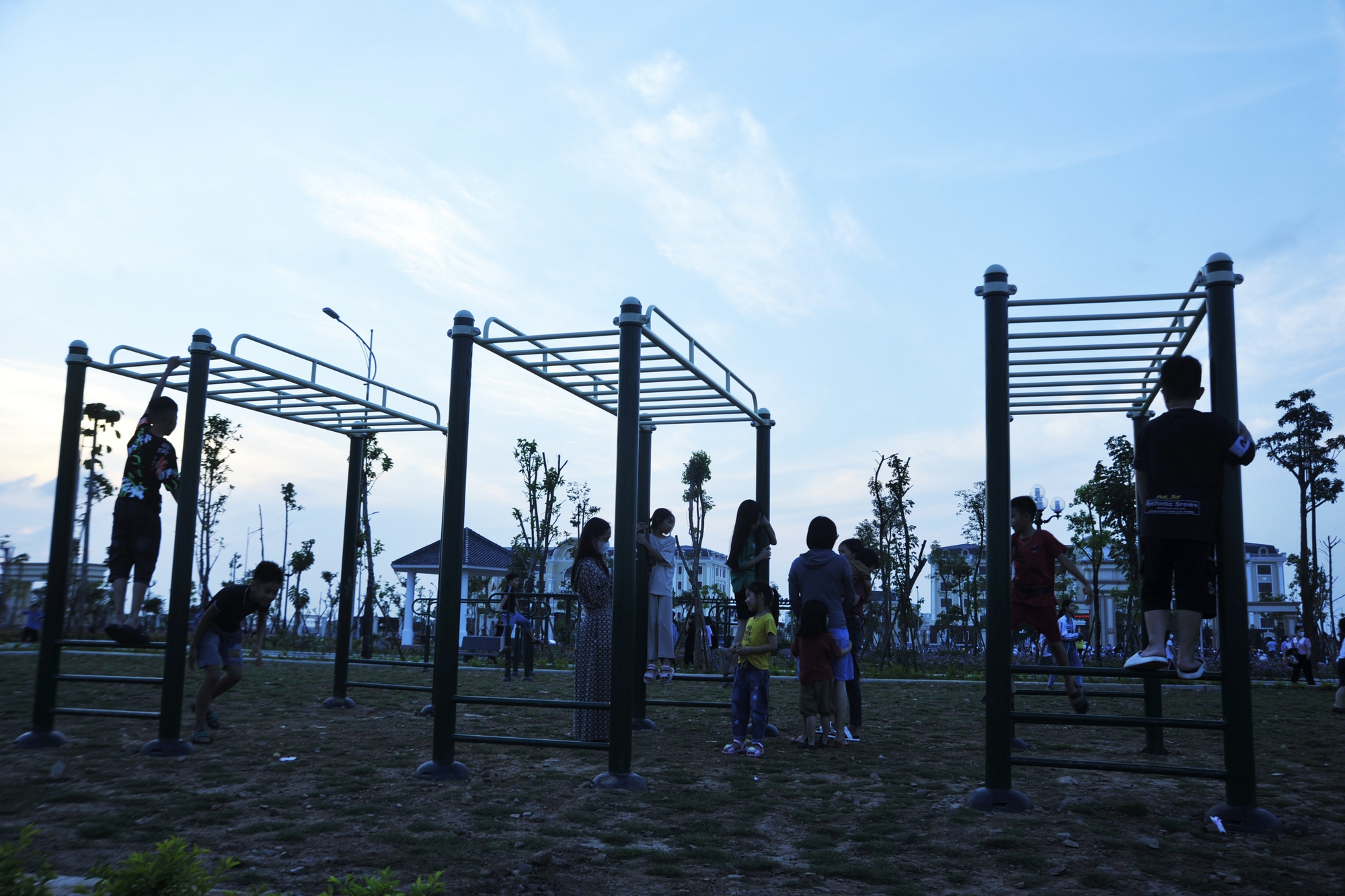 Khu thể dục thể thao: kết hợp giữa các khoảng không gian trồng cỏ và sân bê tông lát gạch sân vườn nhằm tạo các không gian vui chơi độc lập, kết hợp với các khu dịch vụ công cộng.