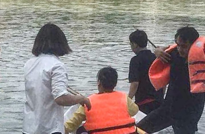 Bé gái 14 tuổi chết đuối dưới hồ nước trong khu đô thị Hà Nội - Ảnh 1.