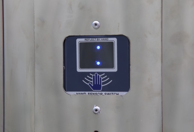 TPHCM vận hành nhà vệ sinh công cộng hiện đại miễn phí tại 'khu đất vàng' - Ảnh 2.
