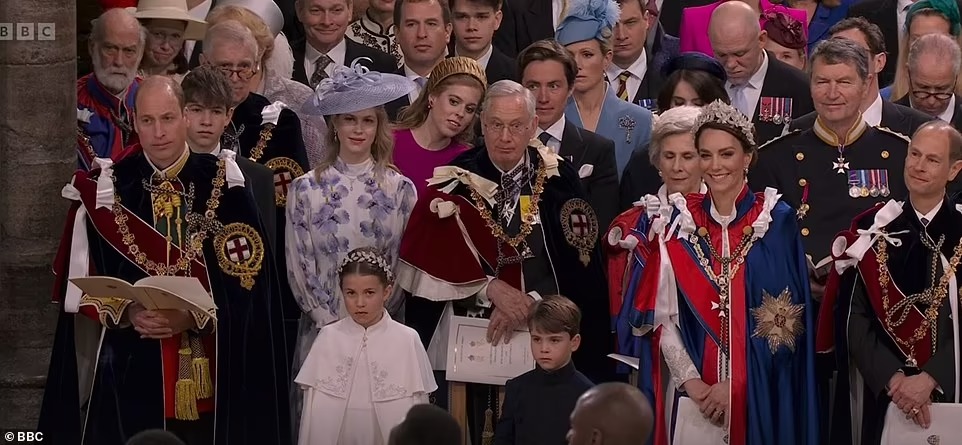 Vương phi Kate rạng rỡ nổi bật trong Lễ đăng quang của Vua Charles, dũng cảm phá lệ Vương thất và tinh tế thể hiện lòng tôn kính với cả mẹ chồng cùng bà nội  - Ảnh 1.