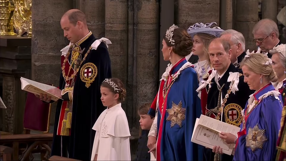 Vương phi Kate rạng rỡ nổi bật trong Lễ đăng quang của Vua Charles, dũng cảm phá lệ Vương thất và tinh tế thể hiện lòng tôn kính với cả mẹ chồng cùng bà nội  - Ảnh 10.