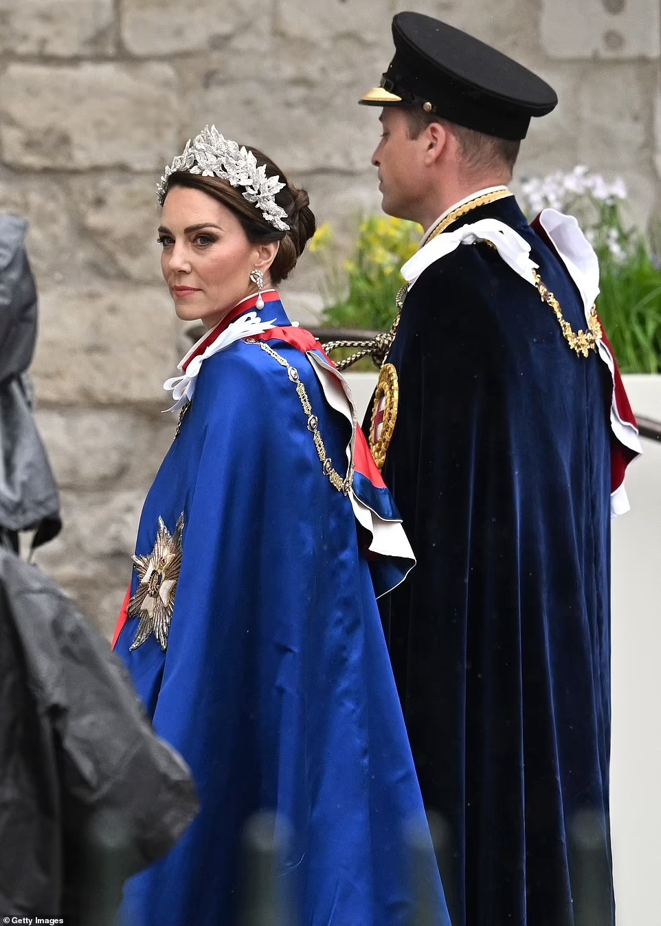 Vương phi Kate rạng rỡ nổi bật trong Lễ đăng quang của Vua Charles, dũng cảm phá lệ Vương thất và tinh tế thể hiện lòng tôn kính với cả mẹ chồng cùng bà nội  - Ảnh 5.