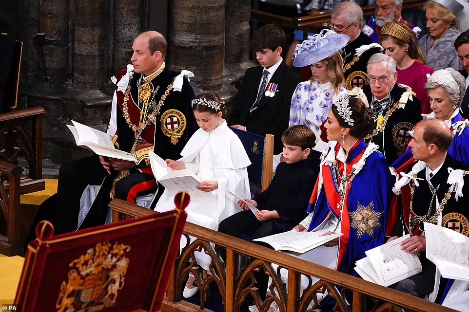 Vương phi Kate rạng rỡ nổi bật trong Lễ đăng quang của Vua Charles, dũng cảm phá lệ Vương thất và tinh tế thể hiện lòng tôn kính với cả mẹ chồng cùng bà nội  - Ảnh 8.