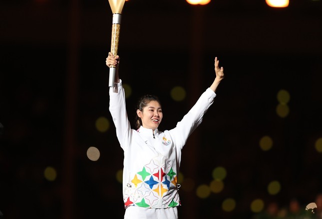 Vẻ đẹp 'bốc lửa' của nữ vận động viên Campuchia bay lên đốt đuốc khai mạc SEA Games 32 - Ảnh 2.