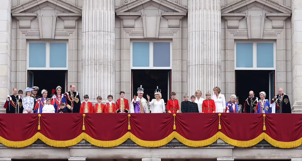 Vua Charles và Vương hậu Camilla cùng những thành viên Vương thất khác vẫy chào 2 triệu người dân ở ban công Cung điện Buckingham sau lễ đăng quang