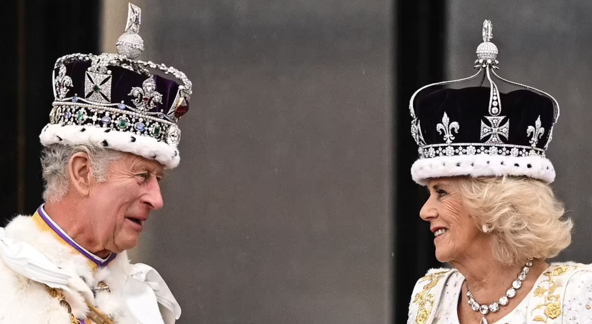 Vua Charles và Vương hậu Camilla cùng những thành viên Vương thất khác vẫy chào 2 triệu người dân ở ban công Cung điện Buckingham sau lễ đăng quang
