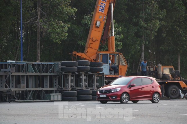 Xe container lật nhào giữa vòng xoay khiến người đi đường hoảng hồn - Ảnh 4.