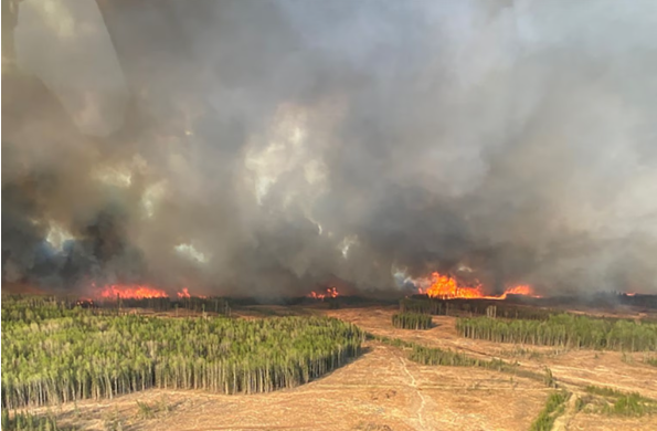 Canada: Hàng chục nghìn người ở tỉnh Alberta sơ tán do tình trạng cháy rừng chưa từng có - Ảnh 1.