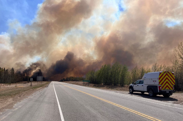 Canada: Hàng chục nghìn người ở tỉnh Alberta sơ tán do tình trạng cháy rừng chưa từng có - Ảnh 2.