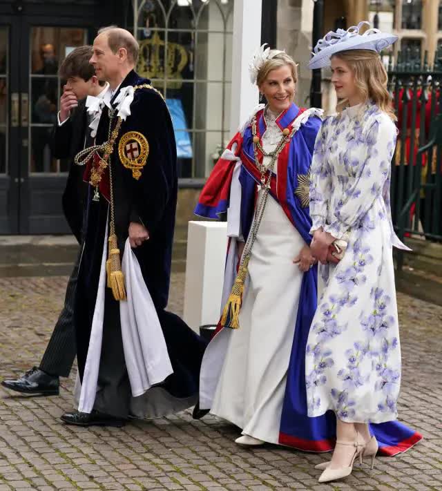15 bộ trang phục đẹp nhất Lễ đăng quang của Vua Charles III: Nhà Kate đứng đầu, các khách mời chuộng đồ may riêng với tông nổi đề cao nét cổ điển - Ảnh 2.