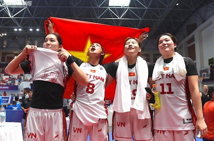 Bóng rổ Việt Nam giành huy chương vàng lịch sử ở SEA Games 32 - Ảnh 1.