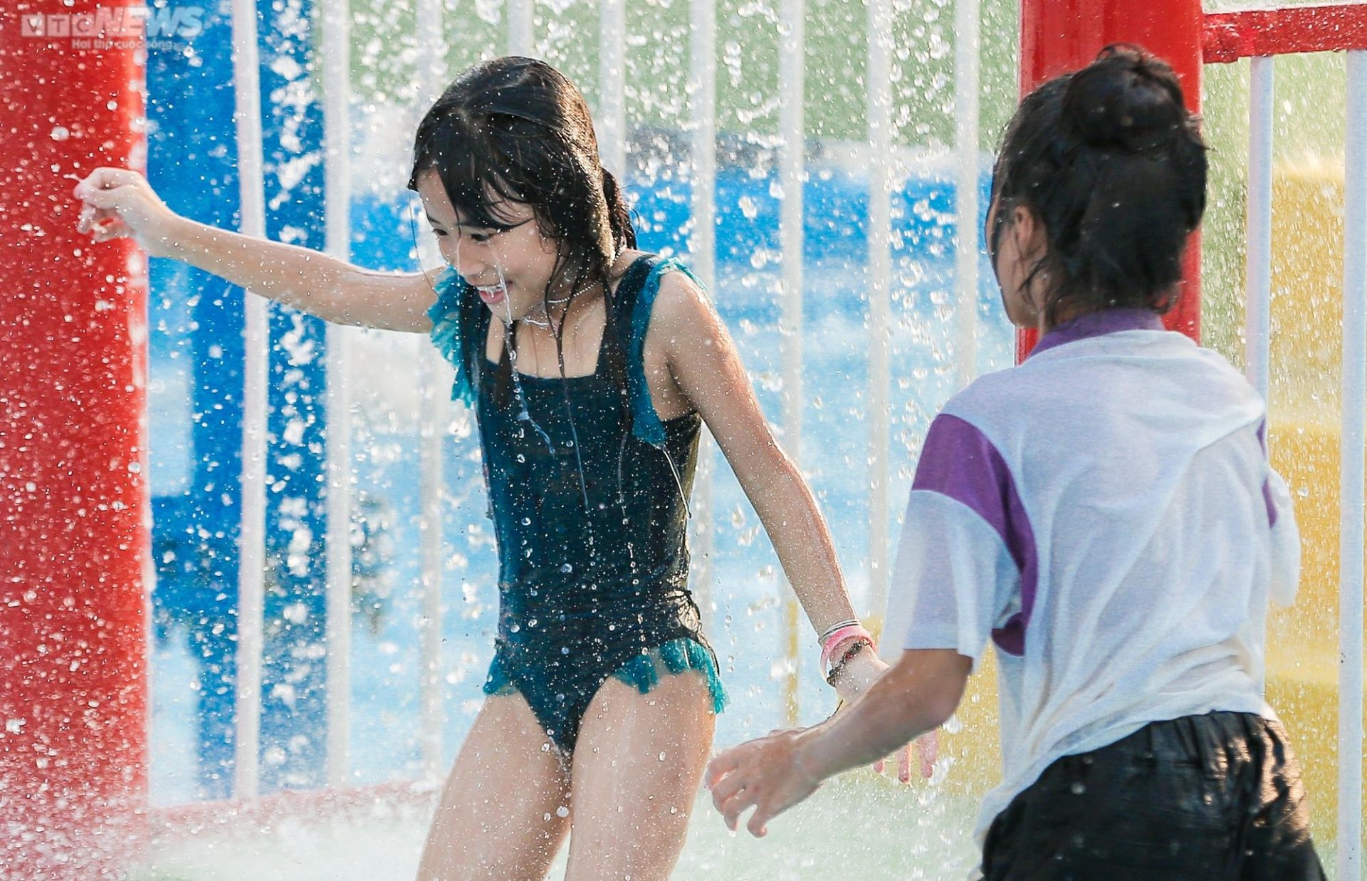 Giới trẻ Hà thành đổ về công viên nước Hồ Tây giải nhiệt ngày nắng nóng kỷ lục - Ảnh 8.