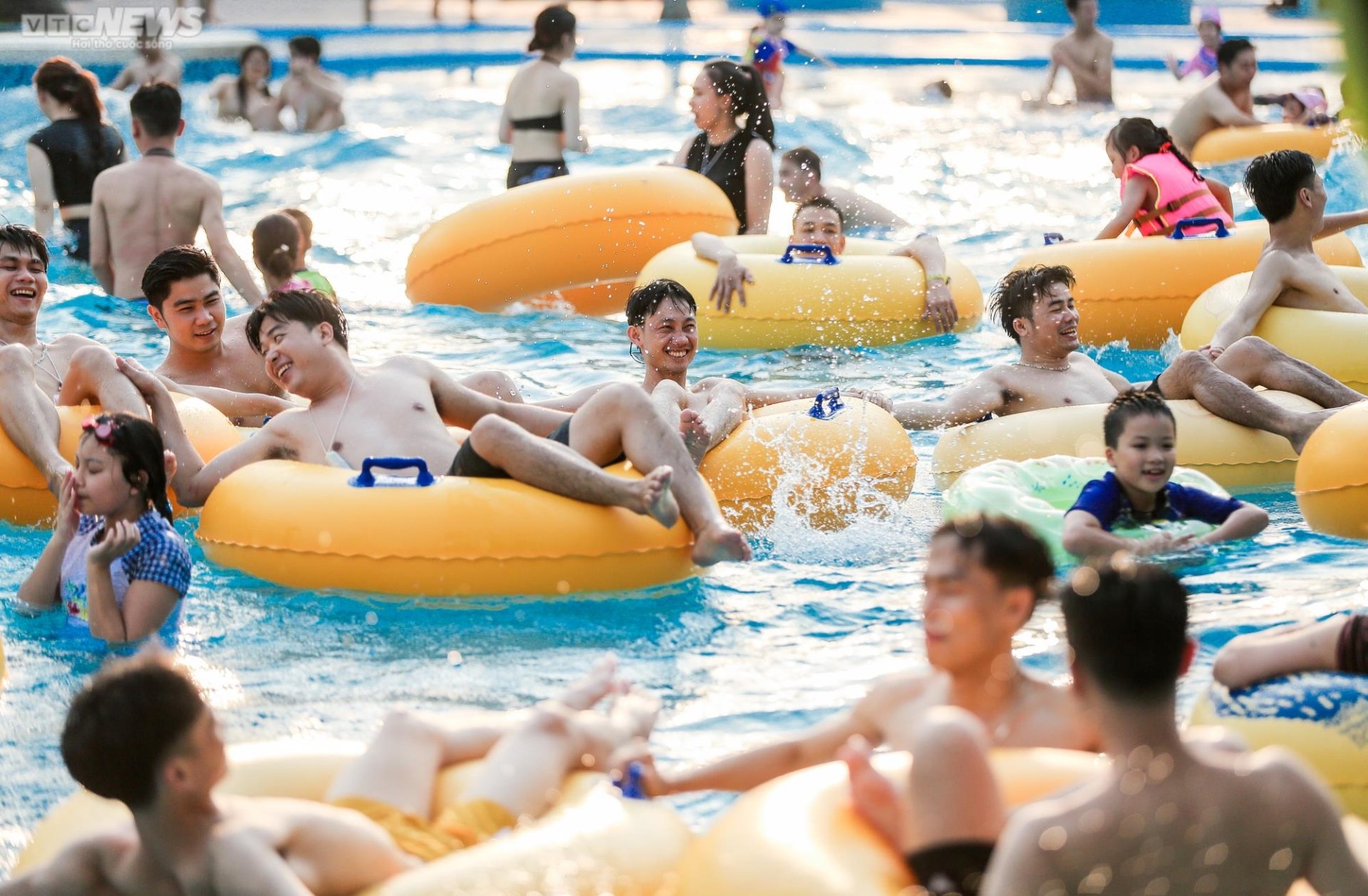 Giới trẻ Hà thành đổ về công viên nước Hồ Tây giải nhiệt ngày nắng nóng kỷ lục - Ảnh 11.