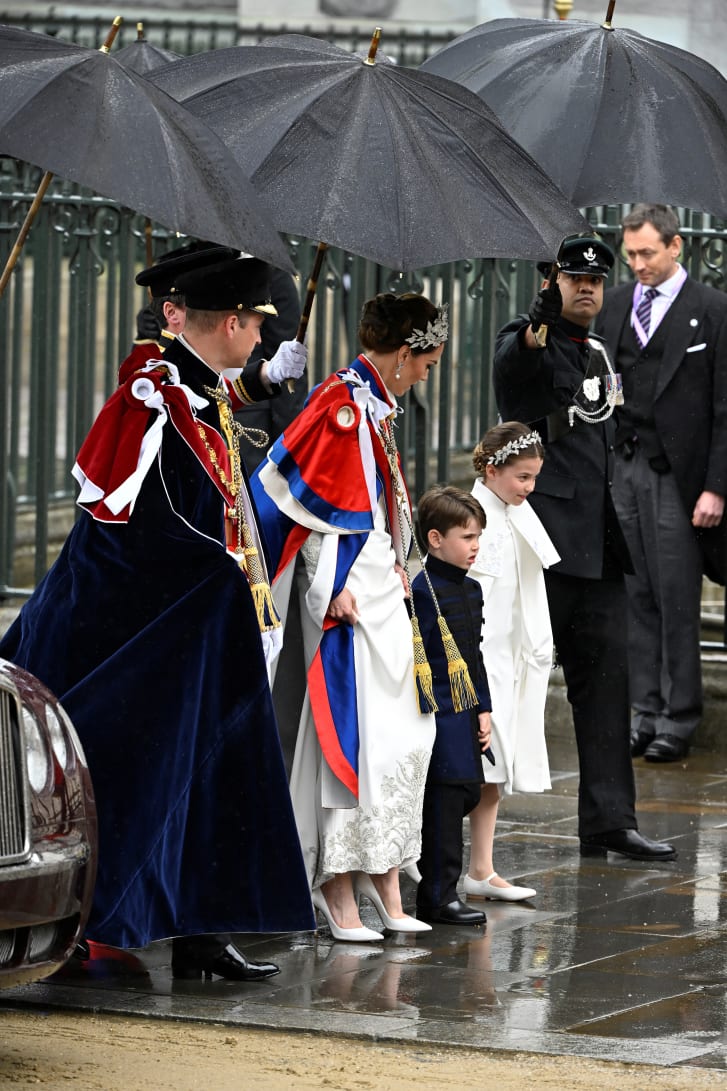 15 bộ trang phục đẹp nhất Lễ đăng quang của Vua Charles III: Nhà Kate đứng đầu, các khách mời chuộng đồ may riêng với tông nổi đề cao nét cổ điển - Ảnh 1.