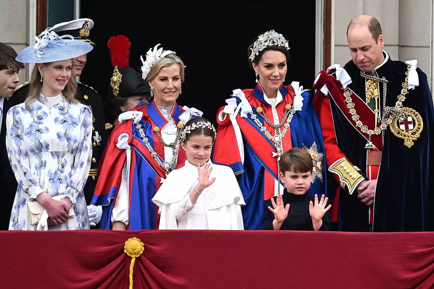 3 con của William và Kate diện trang phục màu sắc khác nhau, ngầm mang ý nghĩa đặc biệt không phải ai cũng dễ dàng nhận thấy - Ảnh 4.