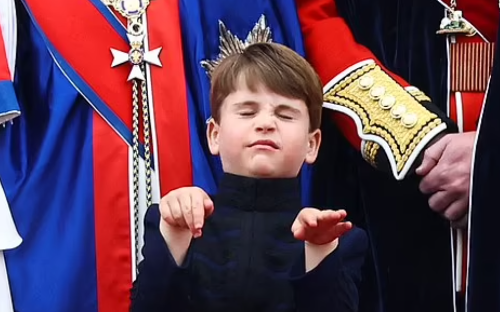 Loạt ảnh ghi lại khoảnh khắc siêu dễ thương của cháu Vua Charles trong lễ đăng quang, Vương tôn Louis vẫn xứng danh 'thánh biểu cảm'