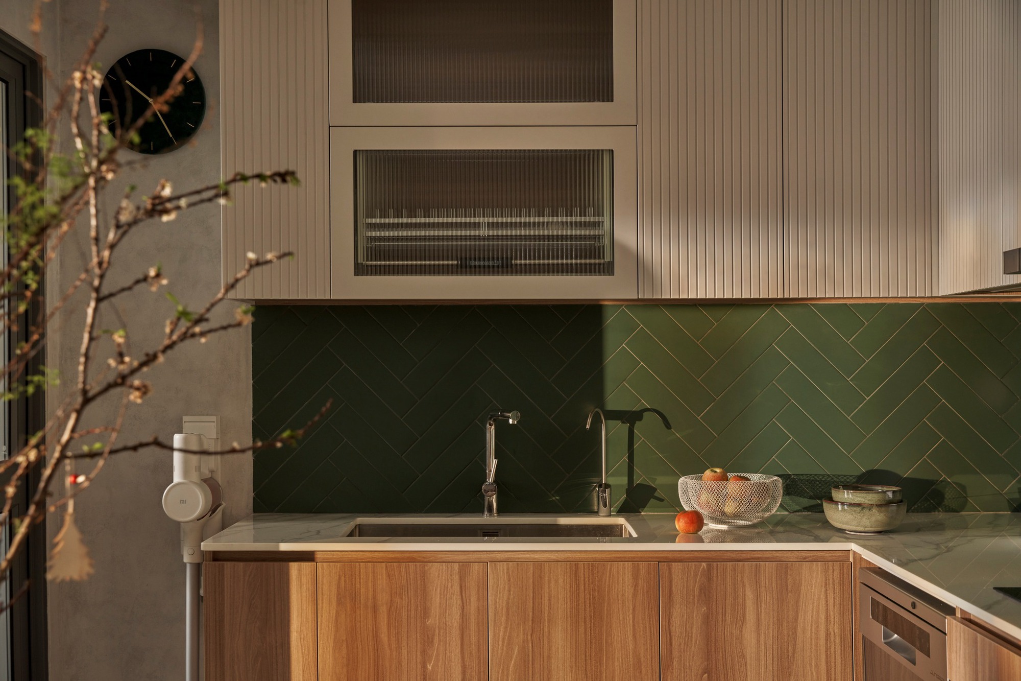 Căn bếp nhỏ với phong cách Wabi-sabi đẹp như thiết kế 3D của cặp vợ chồng trẻ - Ảnh 4.