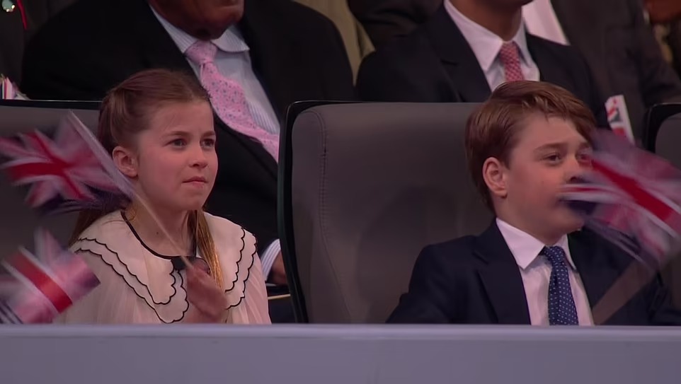 2 con nhà William và Kate tiếp tục khiến người hâm mộ &quot;lịm tim&quot; trong tiệc đăng quang mừng Vua Charles lên ngôi, Thân vương Willam có bài phát biểu xúc động - Ảnh 6.