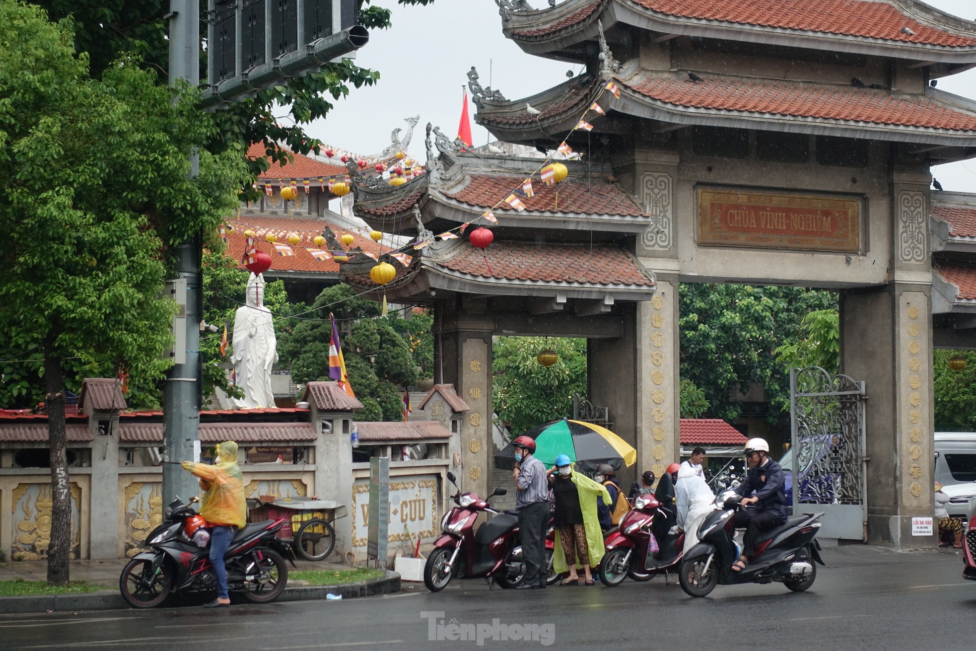 Mưa &quot;vàng&quot; giải nhiệt cho TPHCM sau chuỗi ngày nóng gắt - Ảnh 11.