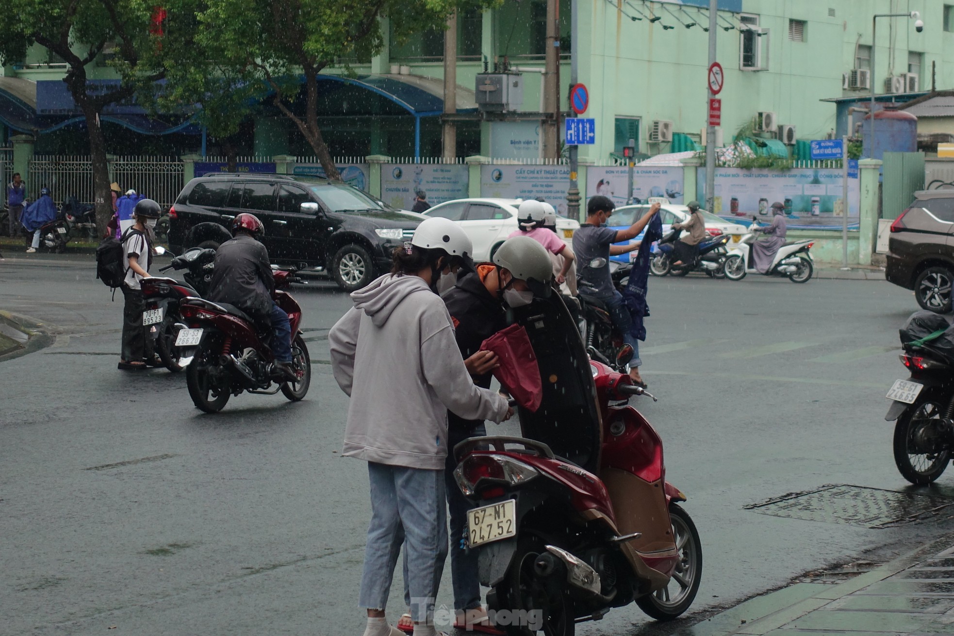 Mưa &quot;vàng&quot; giải nhiệt cho TPHCM sau chuỗi ngày nóng gắt - Ảnh 3.