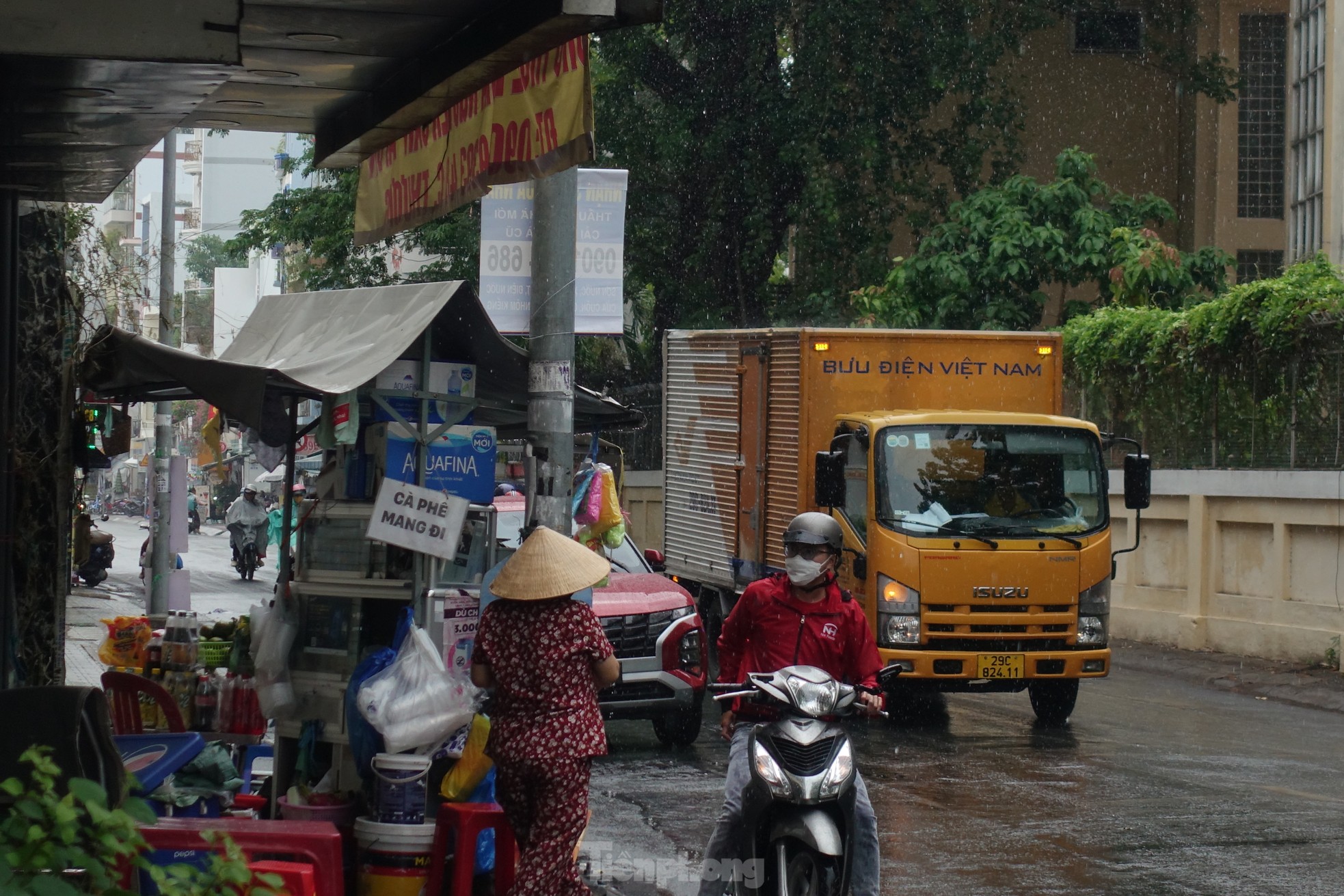 Mưa &quot;vàng&quot; giải nhiệt cho TPHCM sau chuỗi ngày nóng gắt - Ảnh 6.