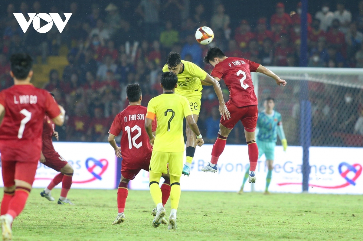 TRỰC TIẾP U22 Việt Nam 2 - 1 U22 Malaysia: Hai thẻ đỏ trong vòng 4 phút - Ảnh 3.