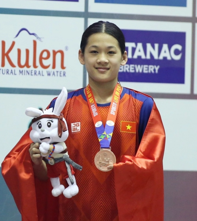 Nguyễn Thuý Hiền bơi lội 14 tuổi giành huy chương SEA Games