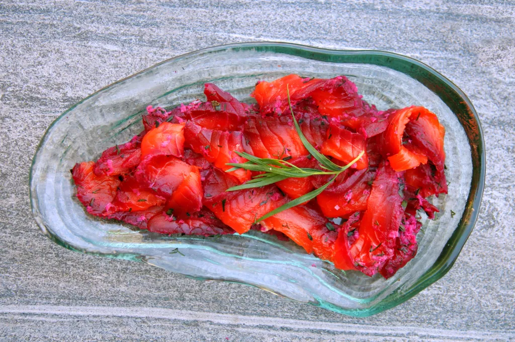 Cá hồi ướp loại củ này tạo nên món ăn màu đẹp rực rỡ, ăn không chỉ ngon mà còn tăng sức đề kháng - Ảnh 2.