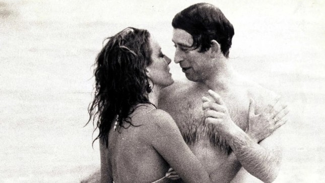 Bức ảnh người mẫu hôn trộm Vua Charles trong lúc tắm biển 44 năm trước - Ảnh 1.