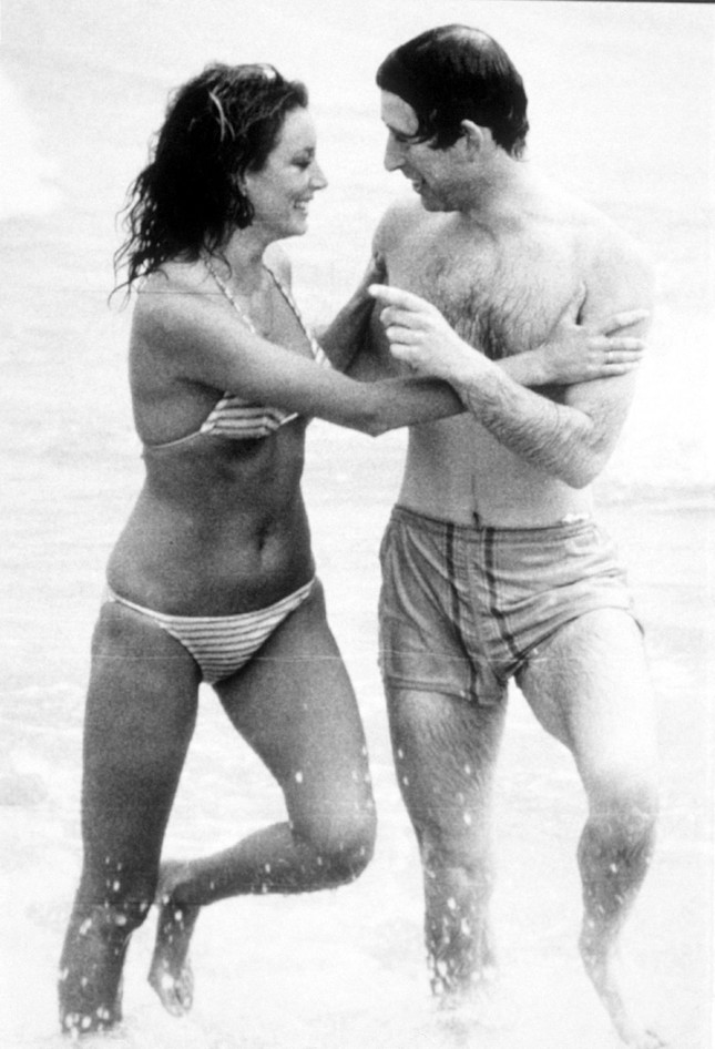 Bức ảnh người mẫu hôn trộm Vua Charles trong lúc tắm biển 44 năm trước - Ảnh 2.