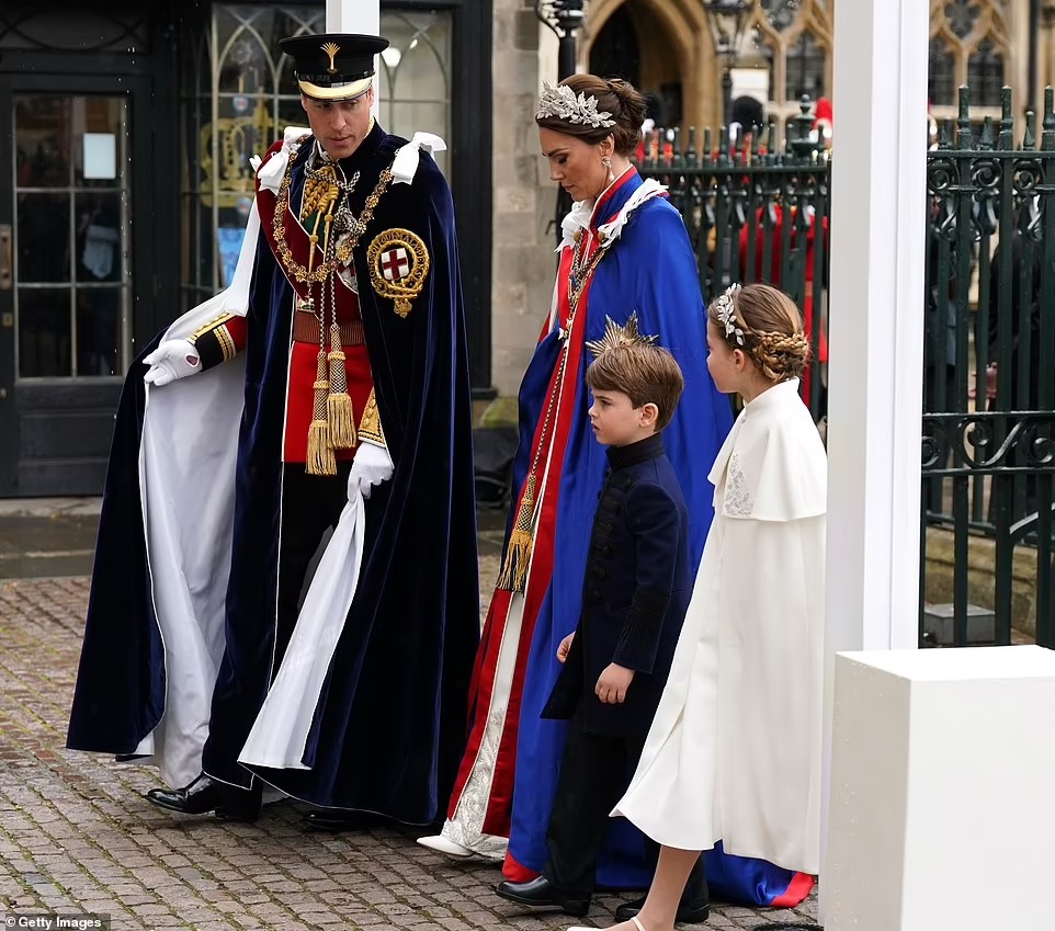 Lý do thực sự khiến Vương phi Kate không đội vượng miện trong Lễ đăng quang của Vua Charles, một cử chỉ nhỏ nhưng thể hiện sự tinh tế đáng quý - Ảnh 3.
