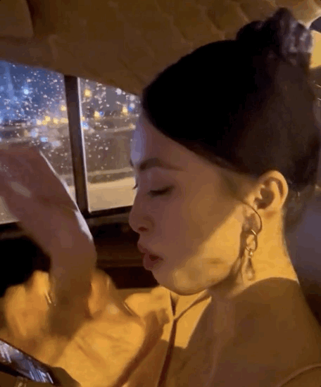 Vừa lên tiếng vụ hẹn hò đại gia, Hoa hậu Tiểu Vy bật khóc nức nở vì lý do gây xúc động  - Ảnh 2.