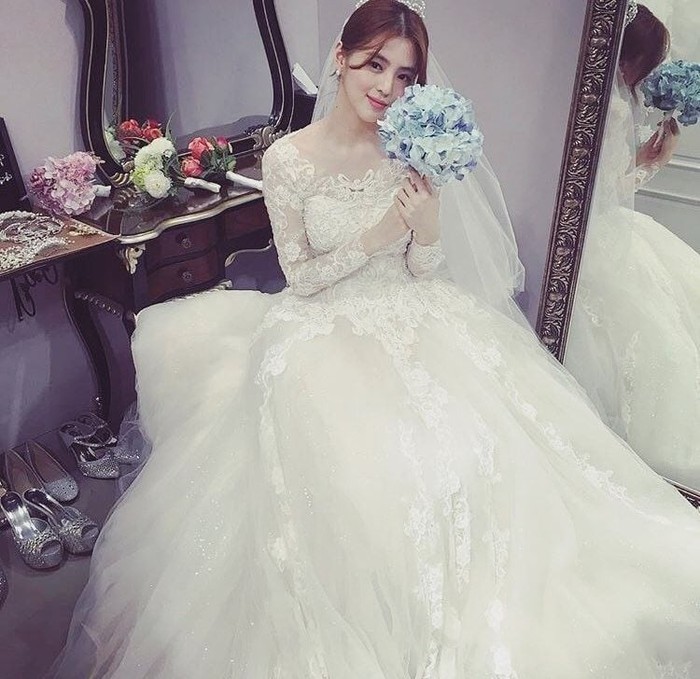 Cùng diện váy cưới: Song Hye Kyo ưa truyền thống, Han So Hee mới mẻ - Ảnh 6.